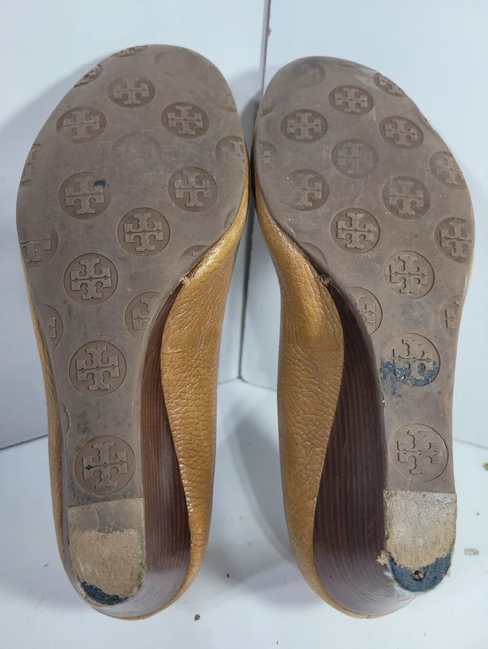 Tory Burch Sally Wedge Pumps Tan Pebbled Leather Women Size 9 M Flawed AS IS
